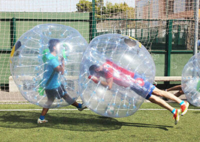 Jugadores en partida de fútbol burbuja Oviedo