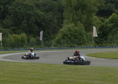 Grupo de amigos karting en Llanes