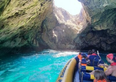 Familia y amigos de paseo en lancha motora cerca de Llanes