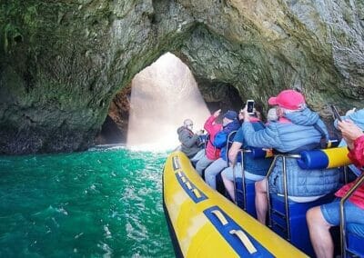 Paseo en lancha motora en grupos cerca de Llanes