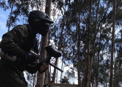Persona jugando en Coruña al Paintball