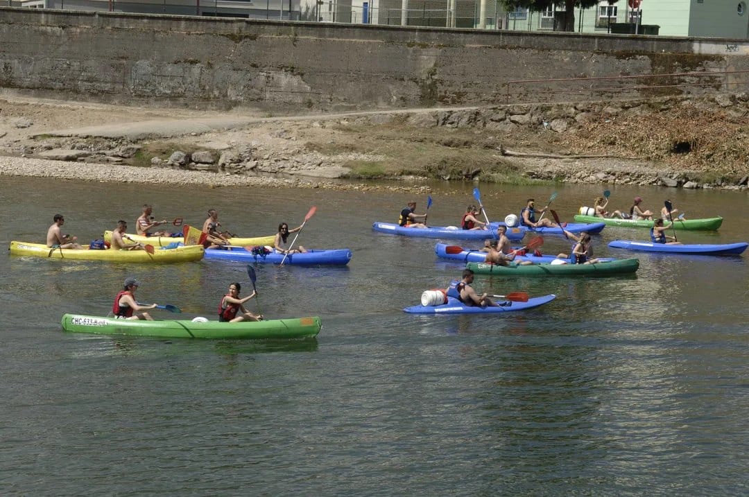 Descenso del Sella en canoa cerca de Llanes Grupo de canoas en el descenso del Sella cerca de Llanes