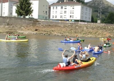 Despedida en canoa en el descenso del Sella desde Llanes