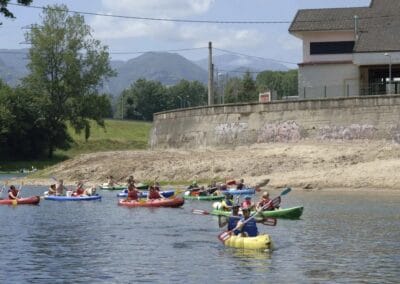 Amigos haciendo el descenso del Sella cerca de Llanes