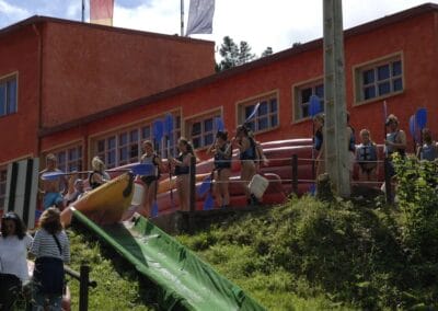 Grupo preparado con chalecos y palas para el descenso del Sella cerca de Llanes